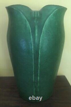 Arts & Crafts Grueby Pottery matte green Art Pottery vase