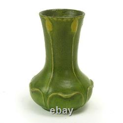 Grueby Pottery 6 3/8 matte green 2-color 5 leaf & bud vase Arts & Crafts Boston