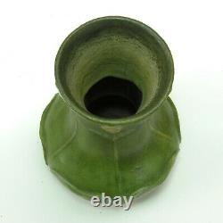 Grueby Pottery 6 3/8 matte green 2-color 5 leaf & bud vase Arts & Crafts Boston