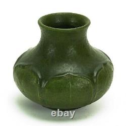Grueby Pottery matte green 6 leaf squat form 5.5 dia vase Arts & Crafts Boston
