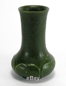Grueby Pottery matte green bulbous bottom 7 low leaf vase Arts & Crafts Boston