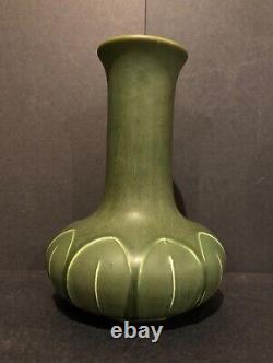HAMPSHIRE POTTERY MATTE GREEN CLASSIC ARTS & CRAFTS GRUEBY STYLE VASE Ca. 1910