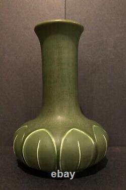 HAMPSHIRE POTTERY MATTE GREEN CLASSIC ARTS & CRAFTS GRUEBY STYLE VASE Ca. 1910