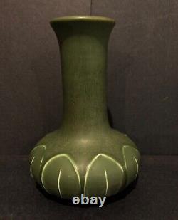 HAMPSHIRE POTTERY MATTE GREEN CLASSIC ARTS & CRAFTS GRUEBY STYLE VASE Ca. 1910