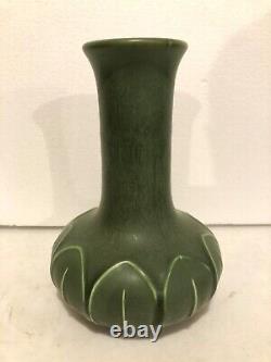 HAMPSHIRE POTTERY MATTE GREEN CLASSIC ARTS & CRAFTS GRUEBY STYLE VASE Ca. 1910