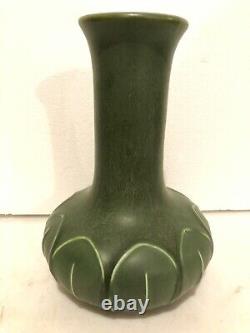 HAMPSHIRE POTTERY MATTE GREEN CLASSIC ARTS & CRAFTS GRUEBY STYLE VASE Ca. 1910