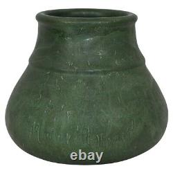 Hampshire Pottery Matte Green Arts And Crafts Bulbous Vase 600