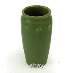 Hampshire Pottery matte green glaze 7 5/8 tall vase spiral wave arts & crafts