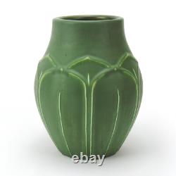Hampshire Pottery matte green overlapping leaf 8.25 vase arts & crafts # 127
