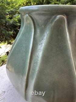 Royal Haeger 1990s Arts And Crafts Style Pottery Matte Green Tulip Vase