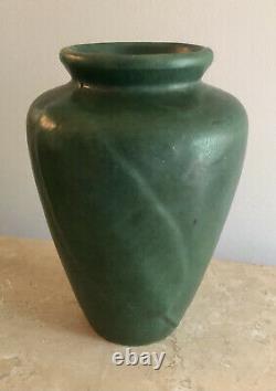 Vintage 8.5 Zanesville Pottery Tobacco Leaf Vase Arts & Crafts, Dark Green