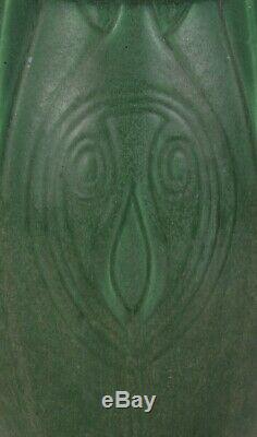 Weller 9.5 Tall Arts And Crafts Matt Green Vase With Incised Design